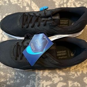 Men’s ASICS gel size 13 with amplifoam shoes.  New with tags.